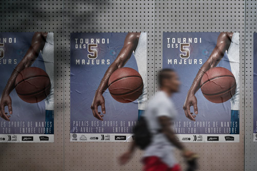 L'affiche pour le tournoi de basket "5Majeurs" reprend certains codes des affiches de cinéma