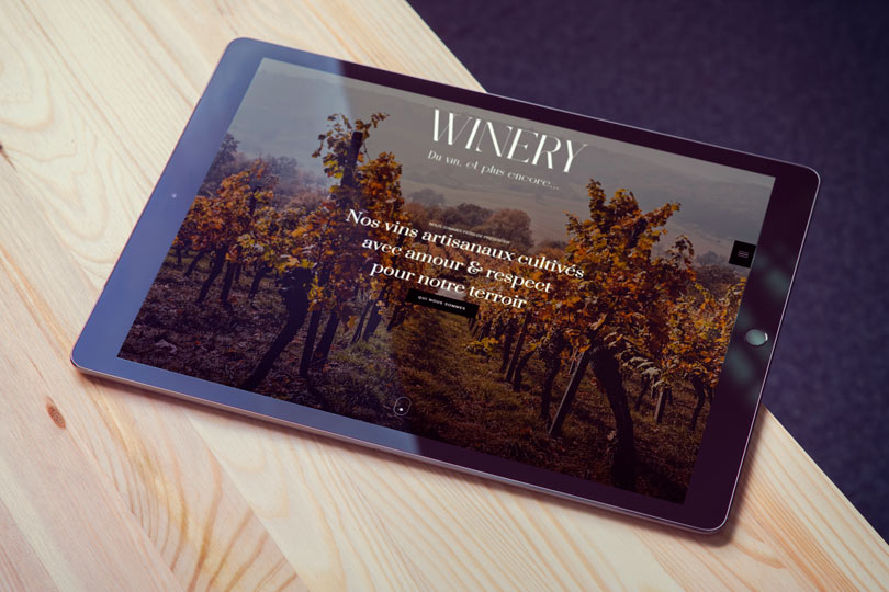 Présentation du site web du domaine viticole Winery sur une tablette.